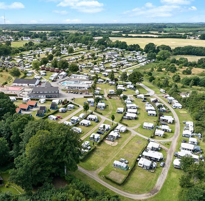 Komfortables Camping mit Wohnwagen inmitten grüner Wälder. First Camp Frigård – Flensborg Fjord